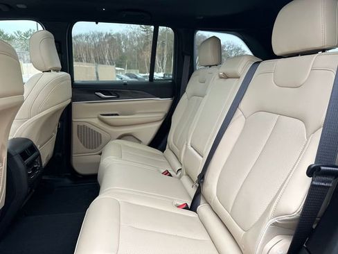 Used 2025 Jeep Grand Cherokee Limited w/ Luxury Tech Group II AWD/4WD image 17