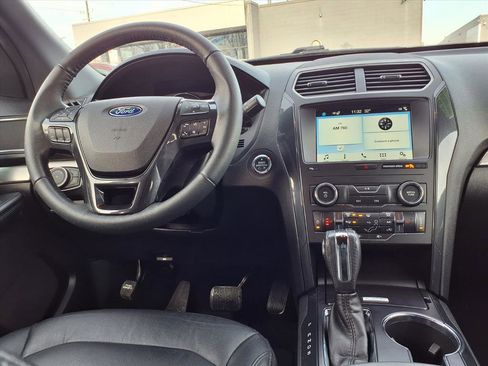 Used 2018 Ford Explorer XLT w/ Equipment Group 202A image 6