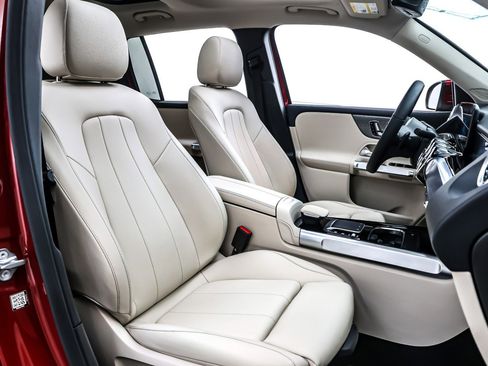 Used 2021 Mercedes-Benz GLB 250 4MATIC image 8