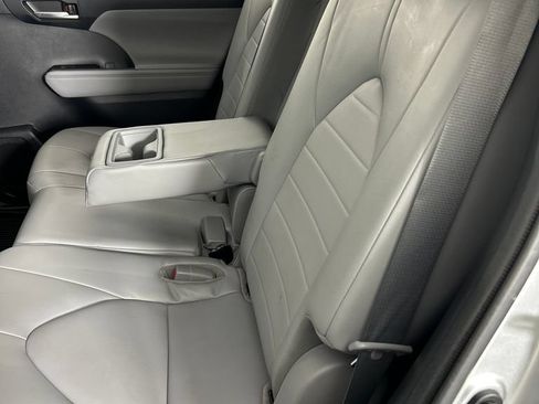 Used 2021 Toyota Highlander XLE AWD/4WD image 17