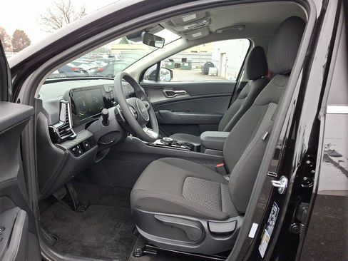 New 2025 Kia Sportage LX image 9