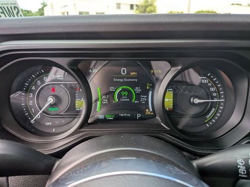 Used 2025 Jeep Wrangler Unlimited Sahara AWD/4WD image 16