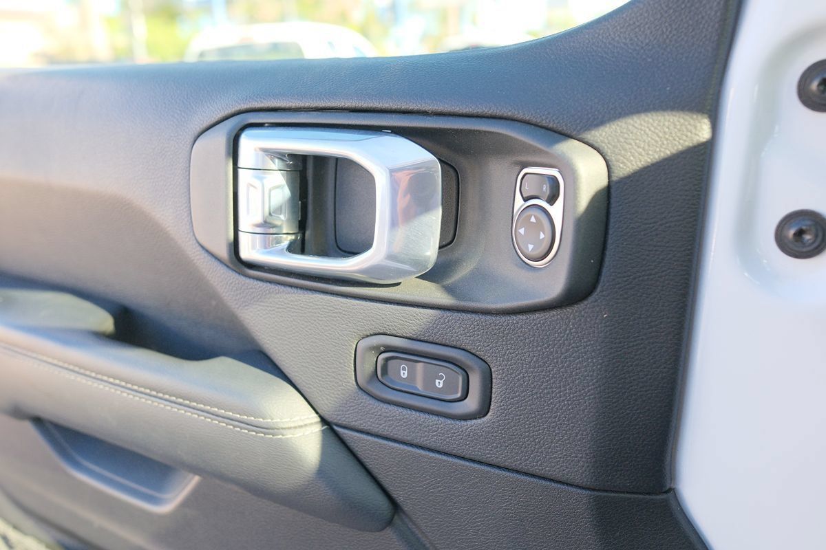 Used 2022 Jeep Wrangler Unlimited Sahara w/ Cold Weather Group AWD/4WD image 9