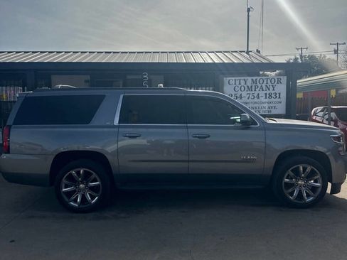 Used 2019 Chevrolet Suburban LT image 1