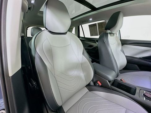 Used 2025 Volkswagen Tiguan SE w/ Panoramic Sunroof Package image 29