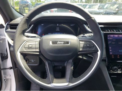 Used 2025 Jeep Grand Cherokee Limited w/ Black Appearance Package image 17