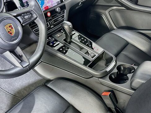Certified 2025 Porsche Macan AWD/4WD image 21