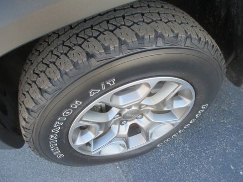 Used 2020 Jeep Cherokee Trailhawk w/ Cold Weather Group image 12