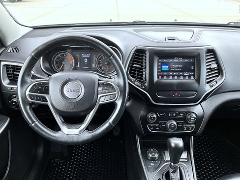 Used 2019 Jeep Cherokee Latitude Plus w/ Cold Weather Group AWD/4WD image 12