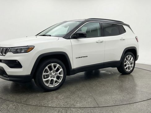 Used 2025 Jeep Compass Limited image 3
