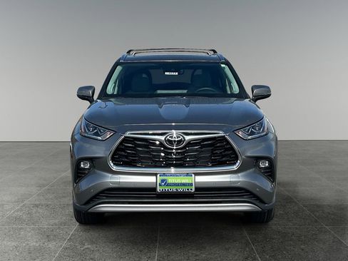 New 2026 Toyota Highlander Platinum AWD/4WD image 2
