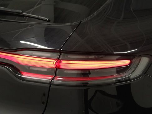 Certified 2025 Porsche Macan AWD/4WD image 12