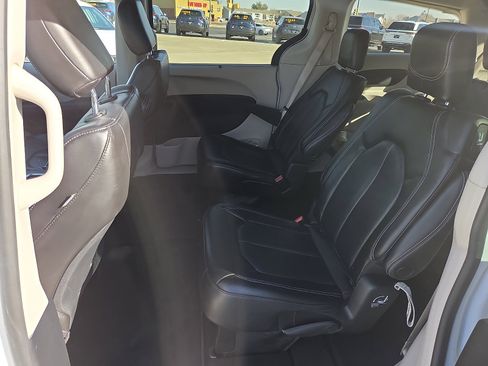Used 2023 Chrysler Pacifica Touring-L image 9