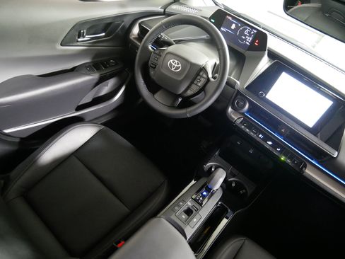 Used 2024 Toyota Prius XLE FWD image 9