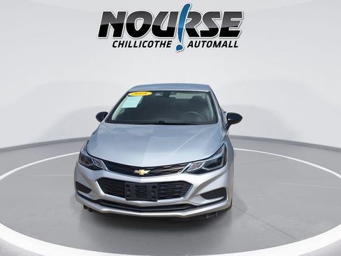 Used 2018 Chevrolet Cruze LT w/ Convenience Package FWD image 3