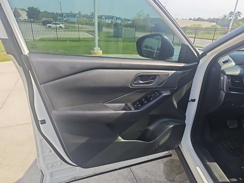Used 2024 Nissan Rogue S FWD image 11