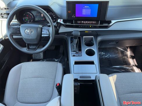Certified 2025 Toyota Sienna LE image 16