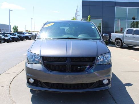 Used 2018 Dodge Grand Caravan SE FWD image 2