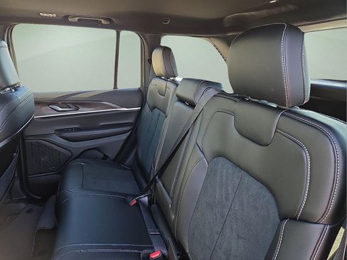 New 2026 Jeep Grand Cherokee Altitude image 9