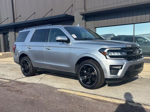 Used 2024 Ford Expedition Limited image 3