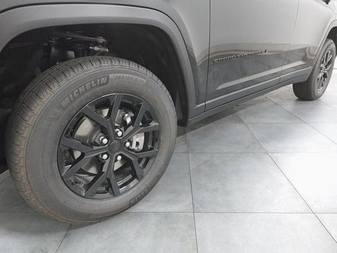 New 2025 Jeep Grand Cherokee Altitude image 30