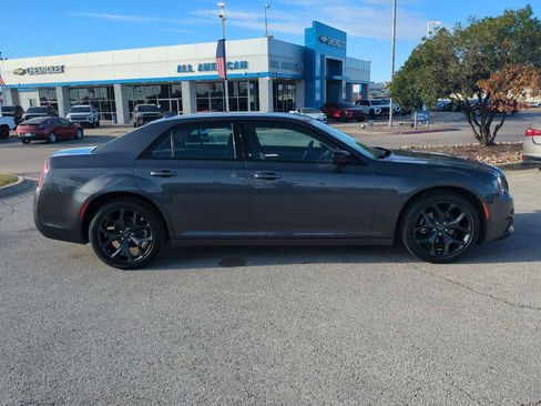 Used 2023 Chrysler 300 Touring w/ Sport Appearance Package image 9
