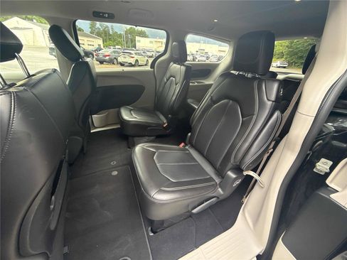 Used 2023 Chrysler Pacifica Touring-L FWD image 11
