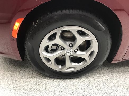 Used 2023 Chrysler Pacifica Limited image 7