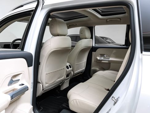 Used 2023 Mercedes-Benz GLB 250 w/ Premium Package image 44