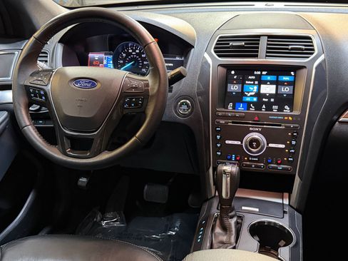 Used 2018 Ford Explorer Limited w/ Equipment Group 301A FWD image 4