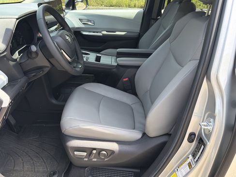 Used 2025 Toyota Sienna XLE w/ XLE Plus Package FWD image 9