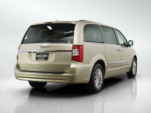 Used 2015 Chrysler Town & Country Touring-L w/ Driver Convenience Group FWD image 5