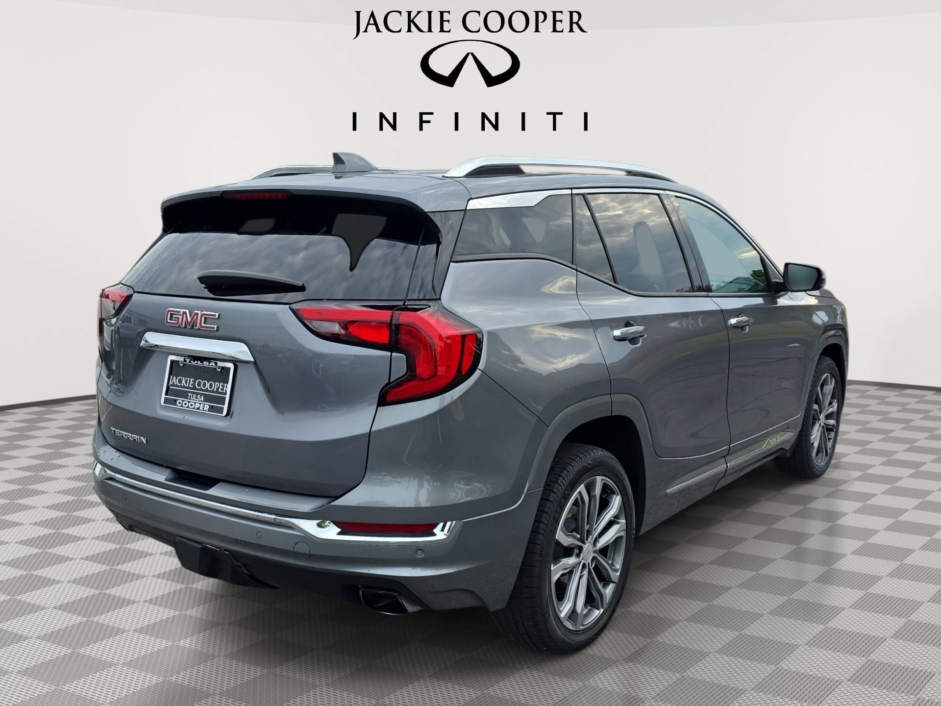 Used 2020 GMC Terrain Denali w/ Denali Premium Package FWD image 5