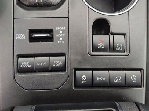 Used 2022 Toyota Highlander LE image 22