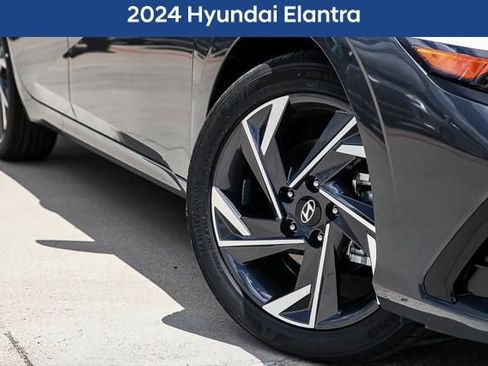Used 2024 Hyundai Elantra SEL w/ Convenience Package image 2