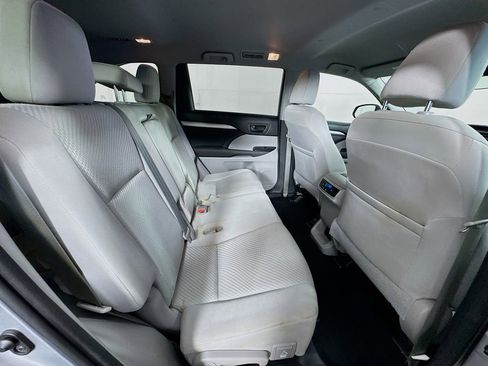 Used 2015 Toyota Highlander LE FWD image 32