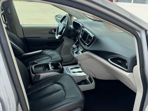 Used 2019 Chrysler Pacifica Touring-L FWD image 22