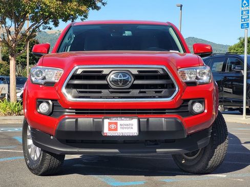 Used 2018 Toyota Tacoma SR5 AWD/4WD image 2