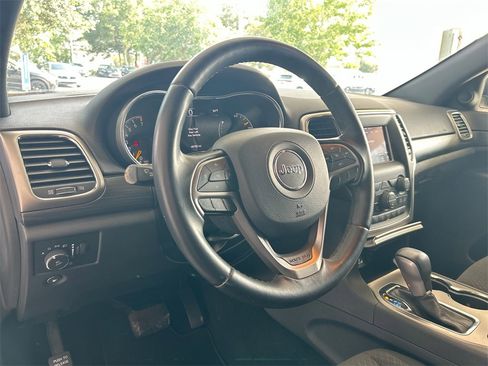 Used 2021 Jeep Grand Cherokee Laredo image 16