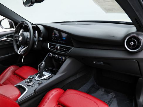 Used 2022 Alfa Romeo Giulia Sprint RWD image 13