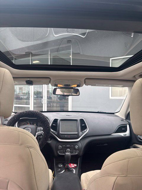 Used 2016 Jeep Cherokee Latitude w/ Comfort/Convenience Group AWD/4WD image 24
