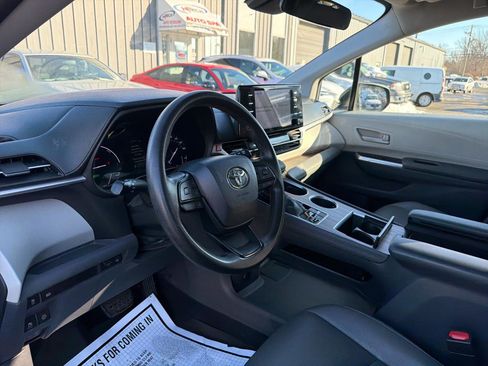 Used 2022 Toyota Sienna LE image 19
