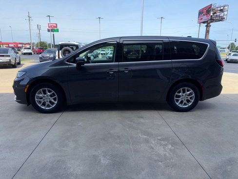 Used 2023 Chrysler Pacifica Touring-L FWD image 6
