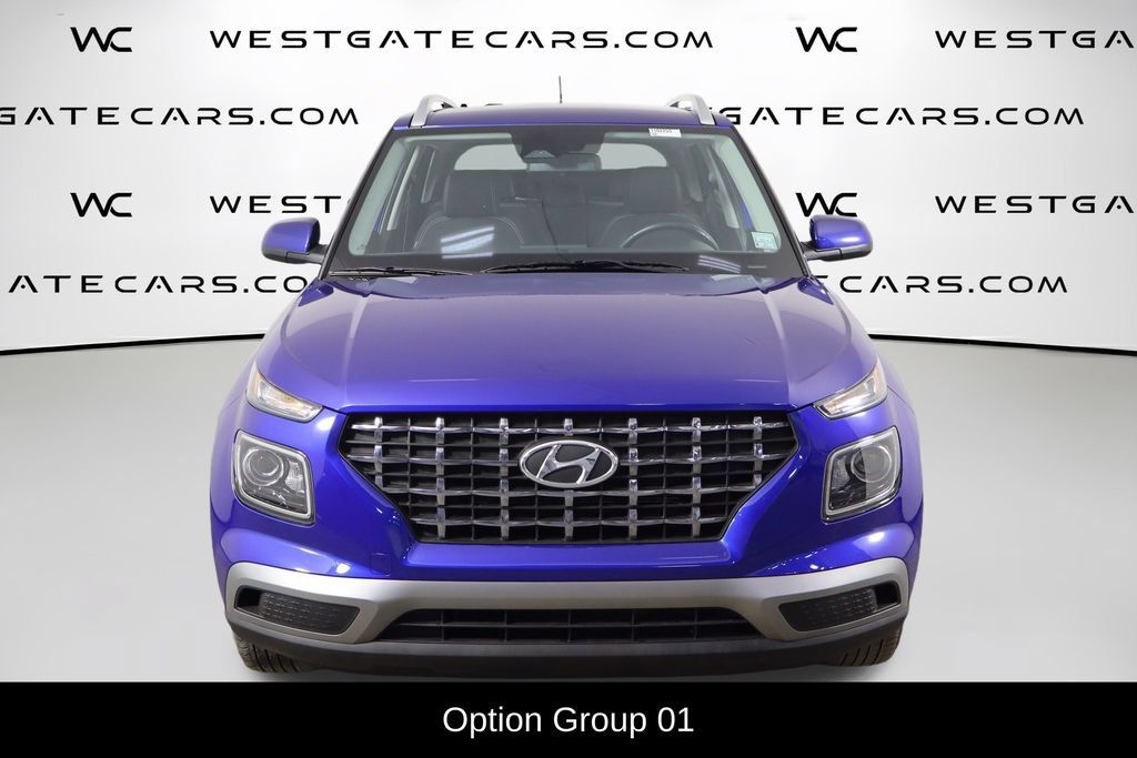 Used 2025 Hyundai Venue SEL FWD image 2