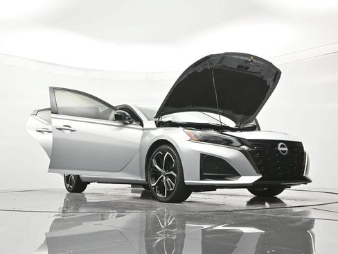Used 2024 Nissan Altima 2.5 SR FWD image 49