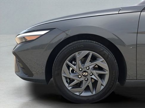 Used 2025 Hyundai Elantra Blue image 14