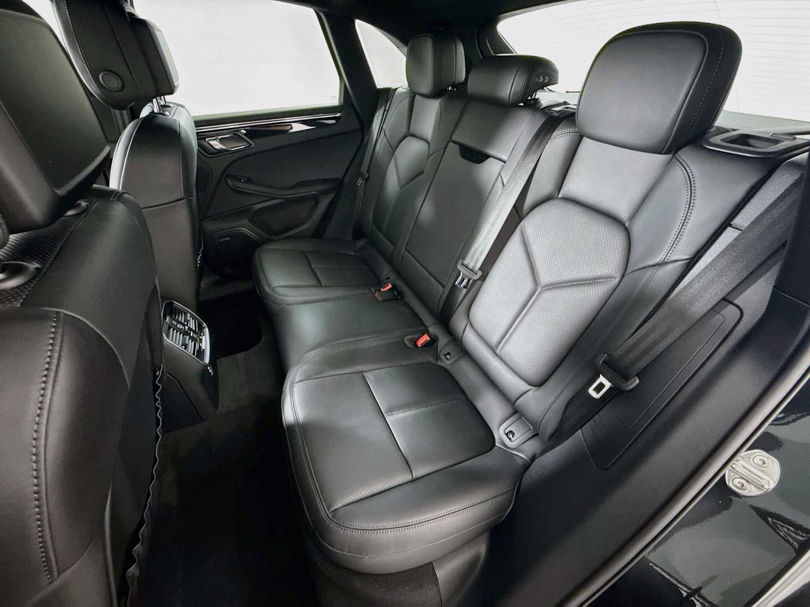 Used 2026 Porsche Macan AWD/4WD image 23