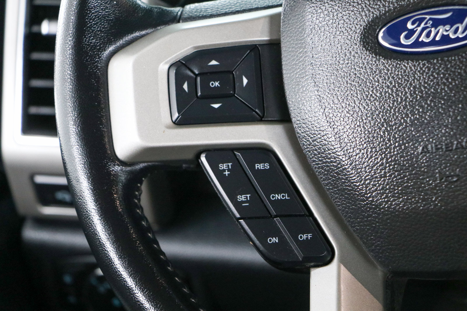 Used 2022 Ford F250 Lariat w/ Lariat Value Package AWD/4WD image 14