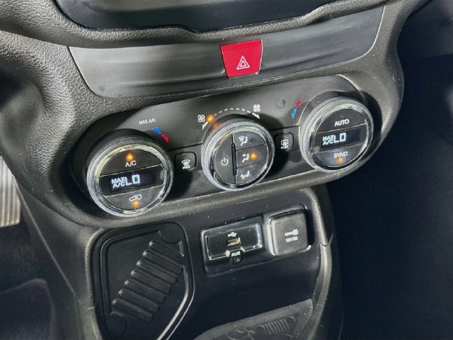 Used 2017 Jeep Renegade Latitude w/ Popular Equipment Group FWD image 19