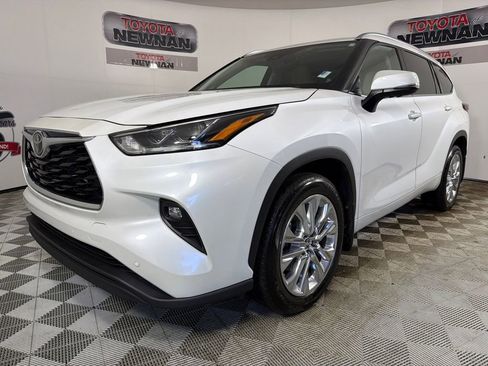 Used 2024 Toyota Highlander Limited FWD image 8